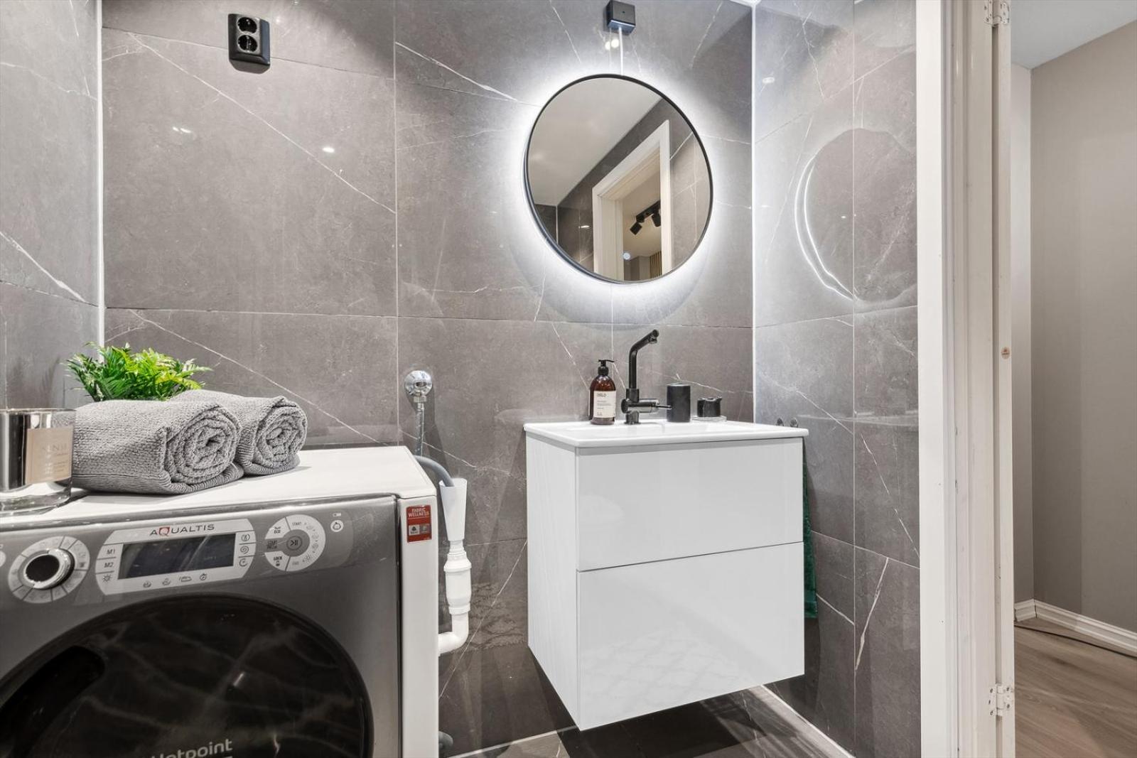 Luxurious Modern Room In Central Oslo - Eur 4K Expensive Bed And 82" Cinematic Tv Zewnętrze zdjęcie