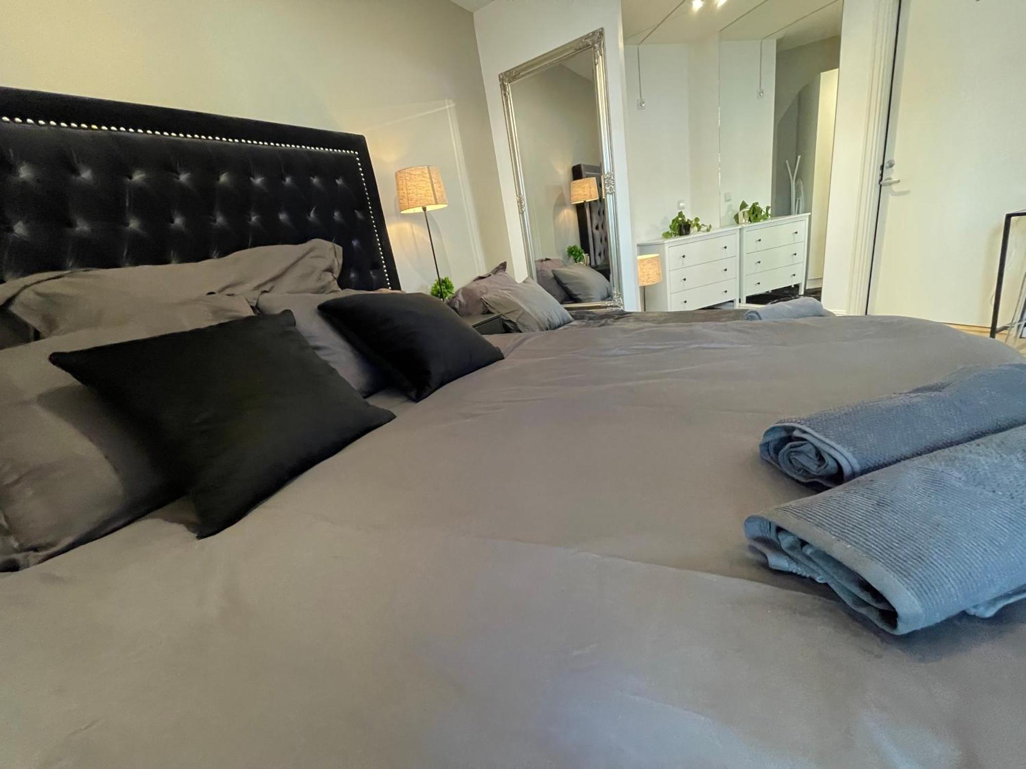 Luxurious Modern Room In Central Oslo - Eur 4K Expensive Bed And 82" Cinematic Tv Zewnętrze zdjęcie