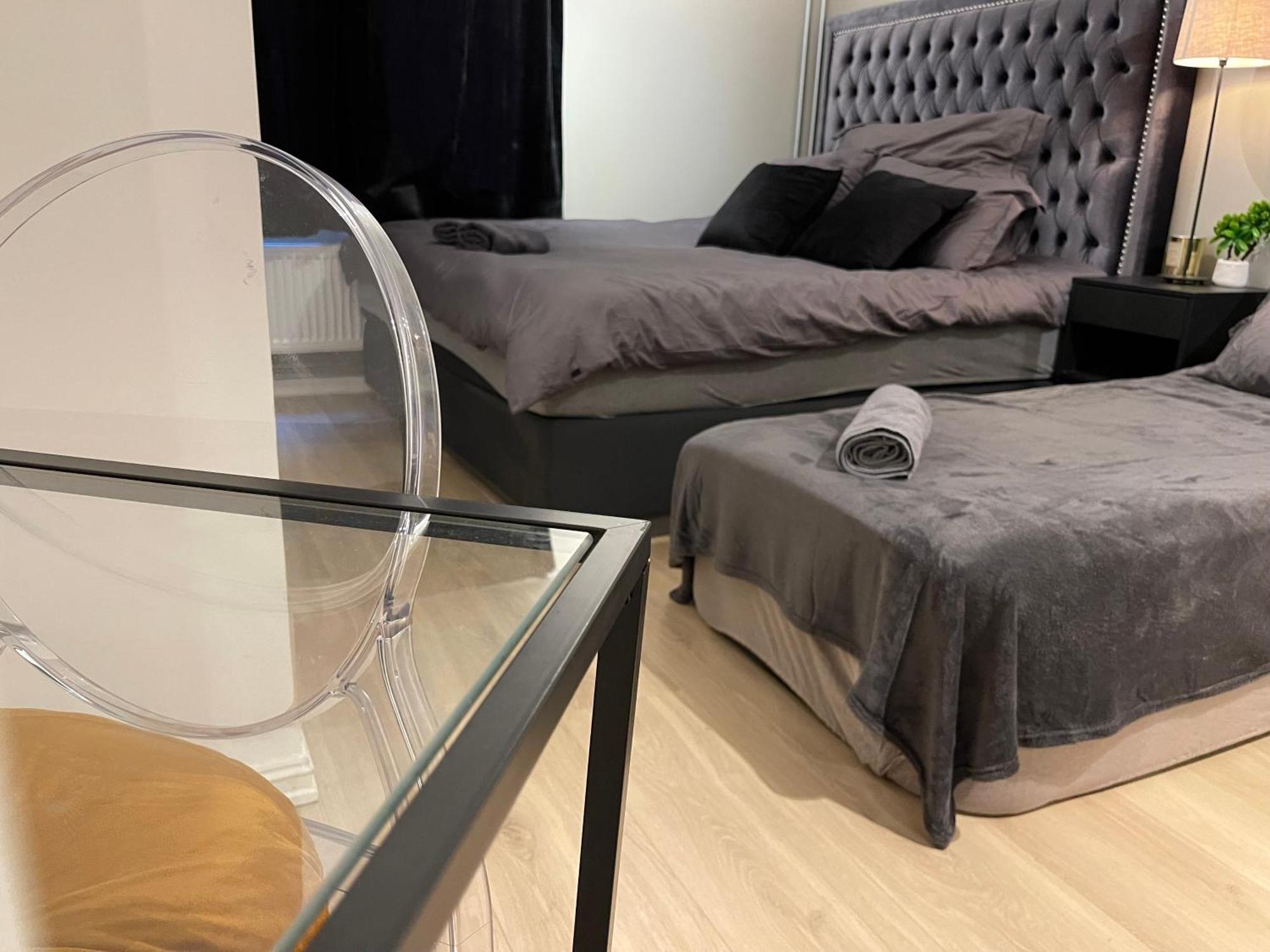 Luxurious Modern Room In Central Oslo - Eur 4K Expensive Bed And 82" Cinematic Tv Zewnętrze zdjęcie